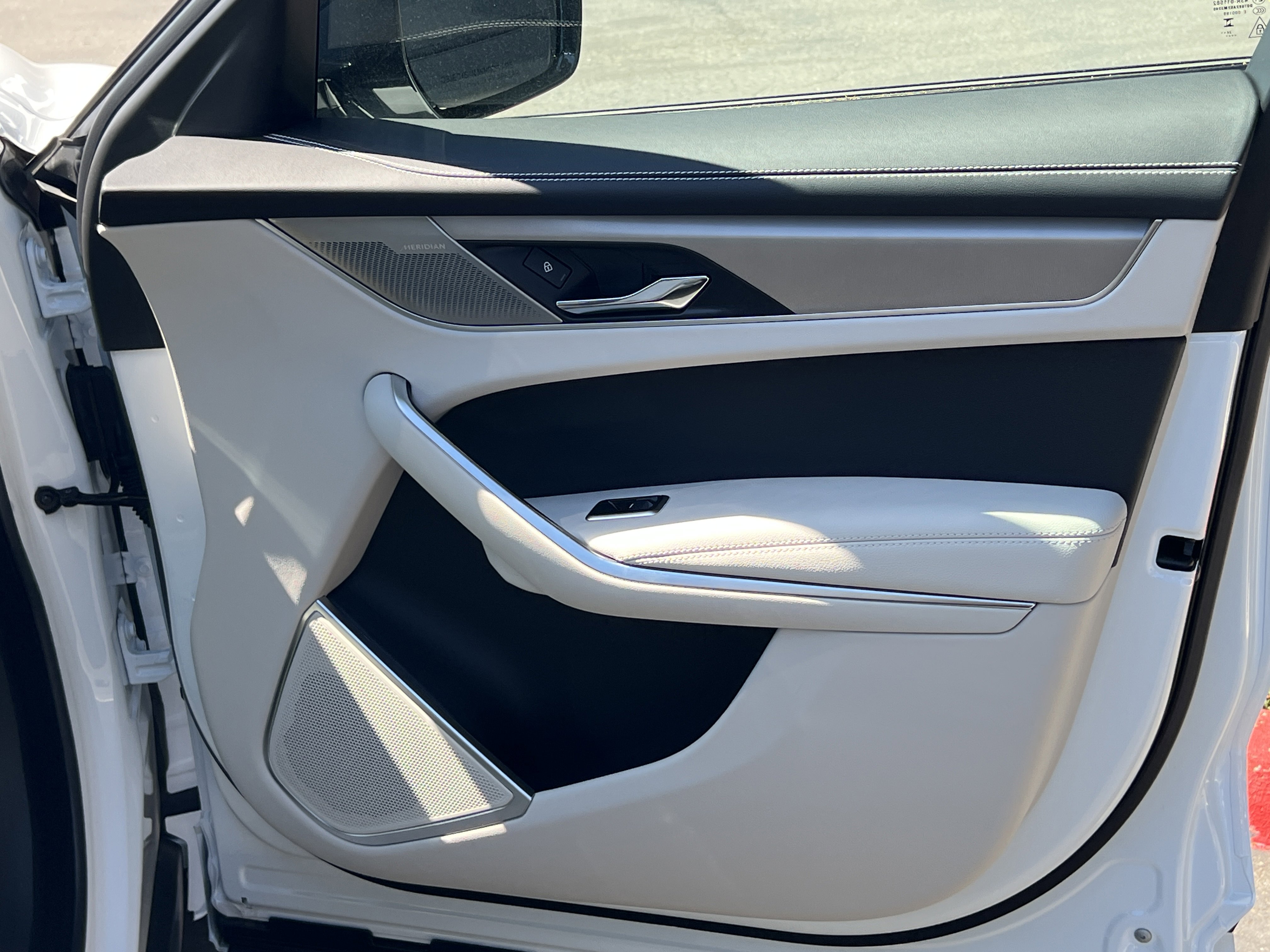 New 2025 Jaguar F-PACE R-Dynamic S image 10