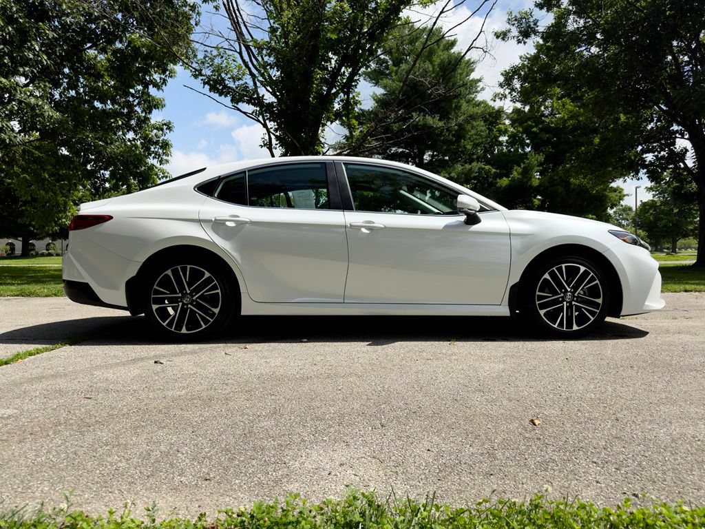 Used 2025 Toyota Camry XLE AWD/4WD image 3