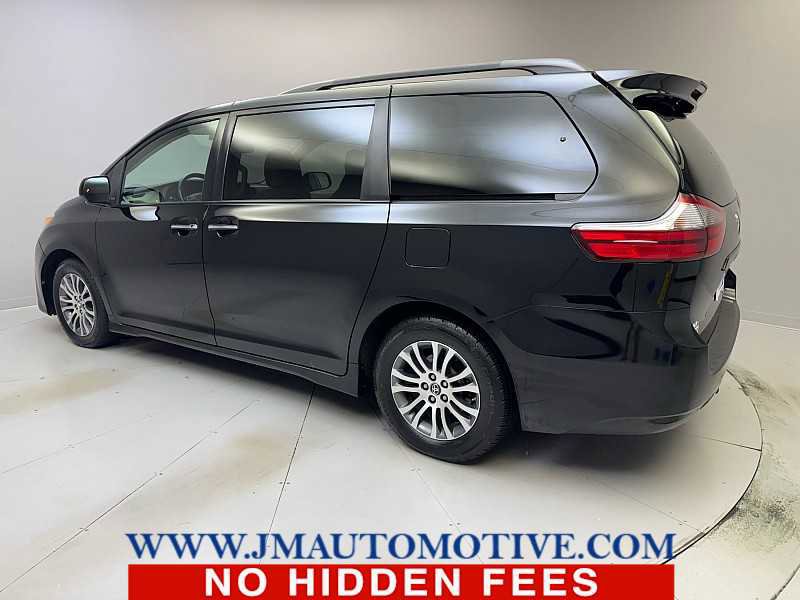 Used 2020 Toyota Sienna XLE FWD image 3