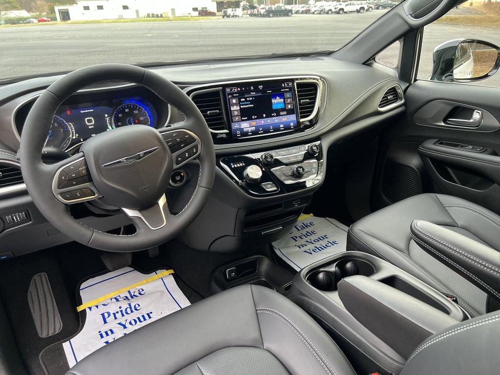 Used 2026 Chrysler Pacifica Select image 20