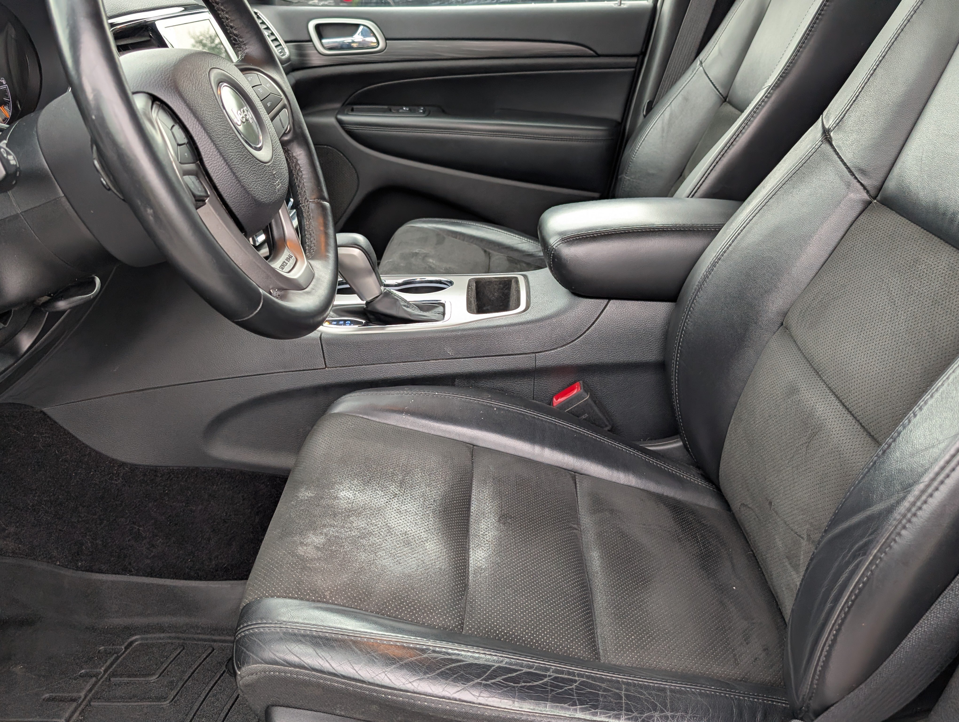 Used 2019 Jeep Grand Cherokee Laredo AWD/4WD image 13