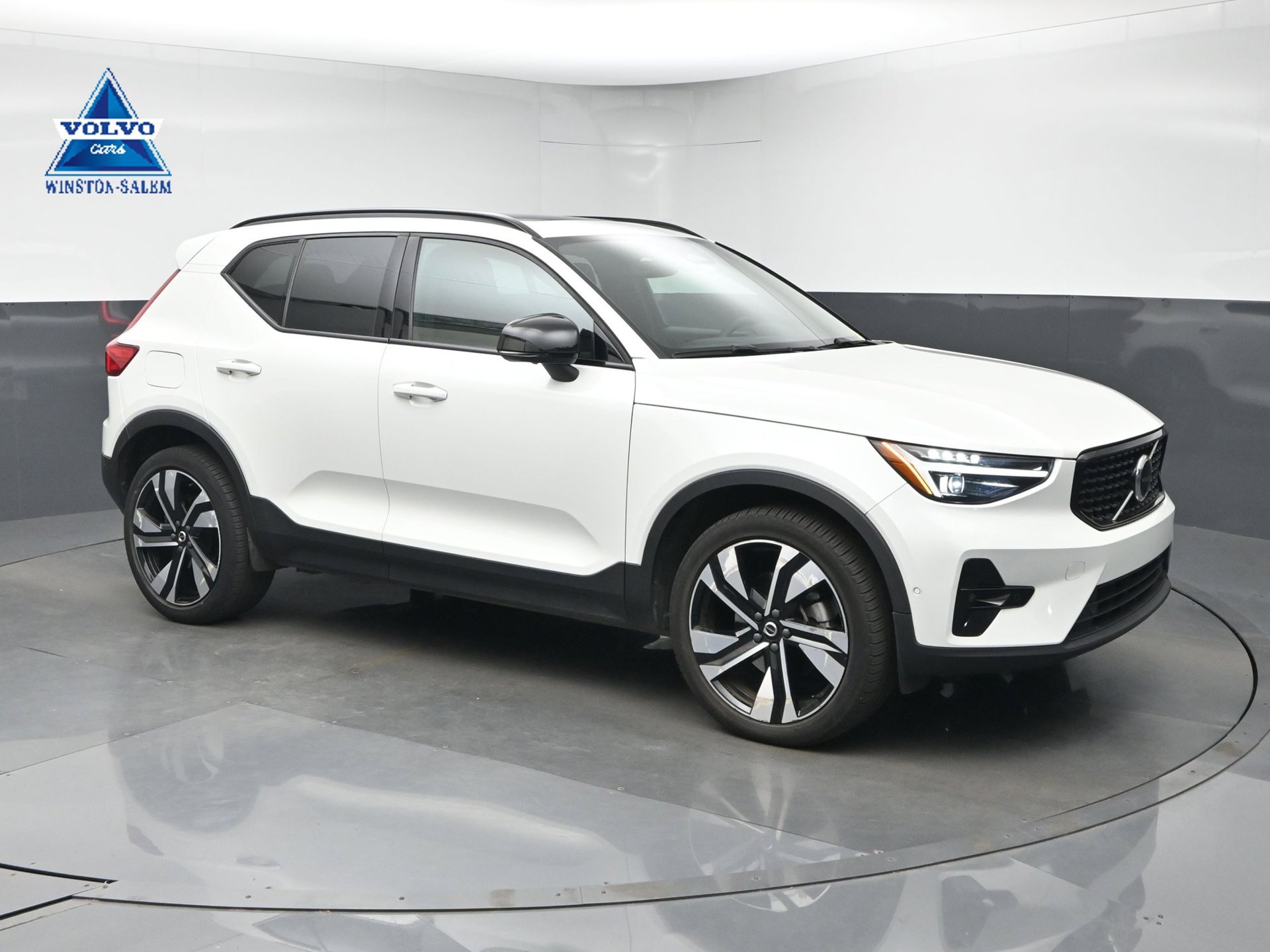 Used 2024 Volvo XC40 B5 Ultimate w/ Protection Package Premier