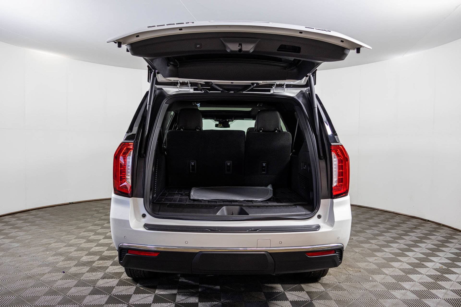 Used 2024 GMC Yukon XL SLT w/ SLT Luxury Package AWD/4WD image 46