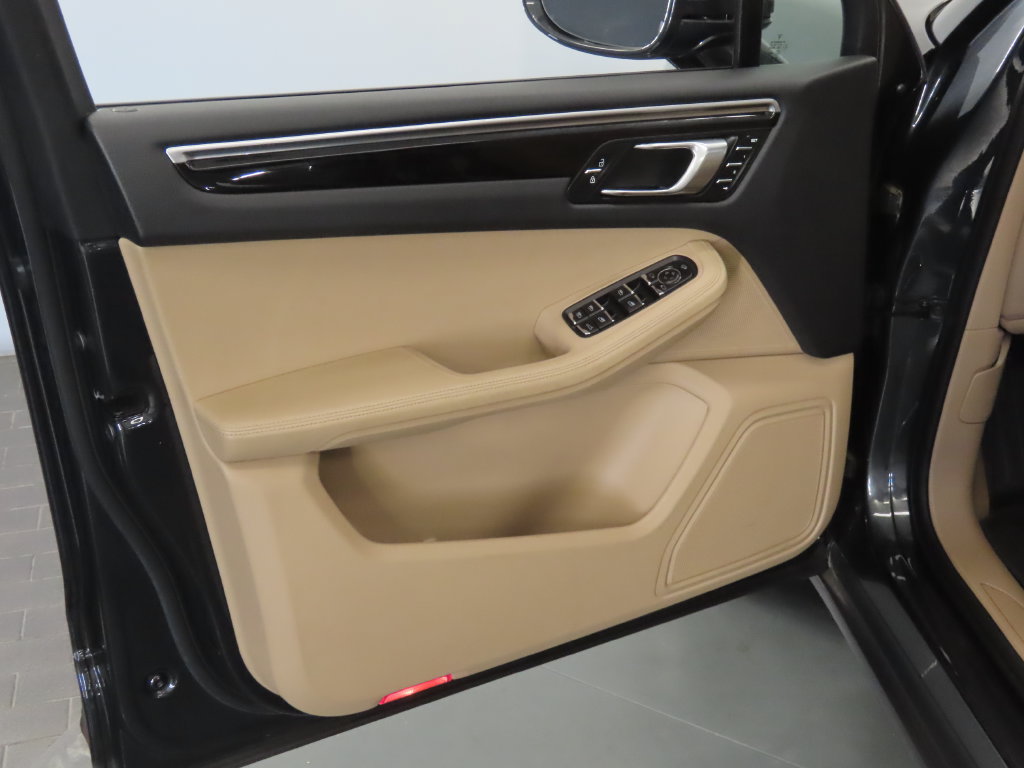 Certified 2023 Porsche Macan AWD/4WD image 33