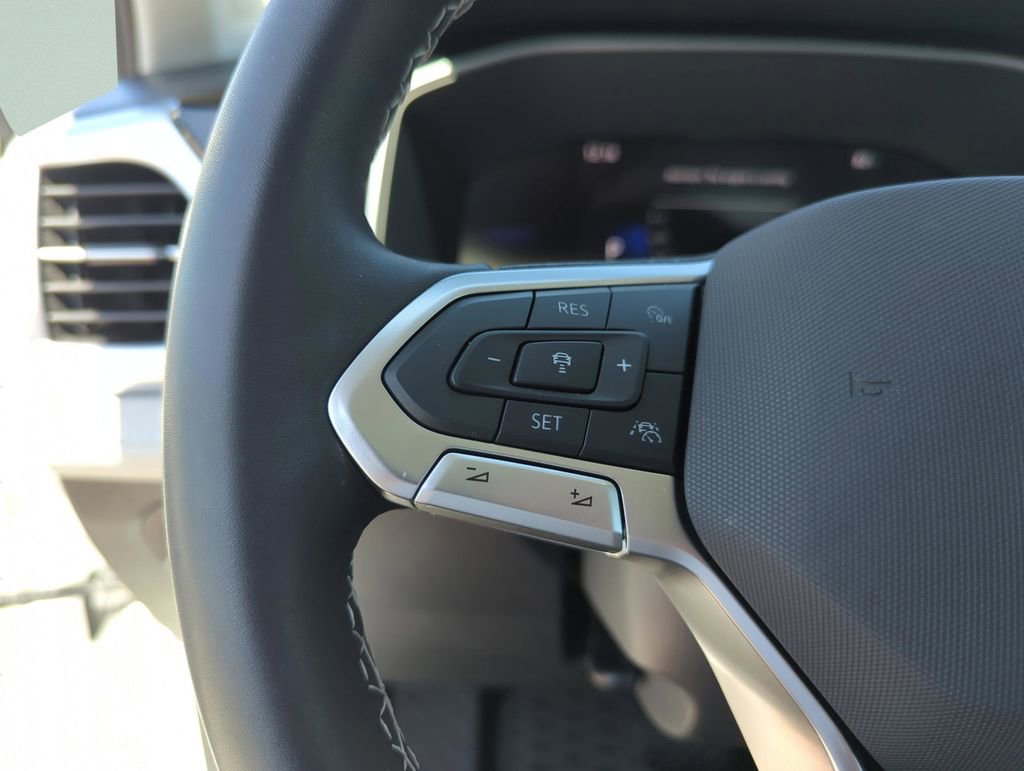Used 2025 Volkswagen Taos SE w/ Panoramic Sunroof Package FWD image 37