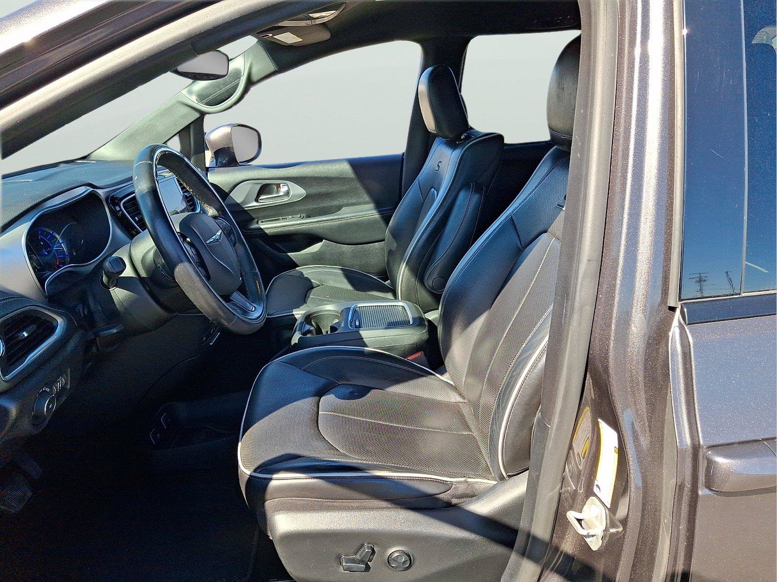 Used 2020 Chrysler Pacifica Limited w/ Advanced Safetytec Group FWD image 12