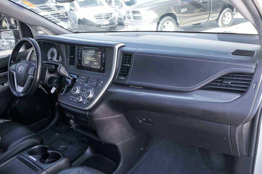 Used 2016 Toyota Sienna SE image 33