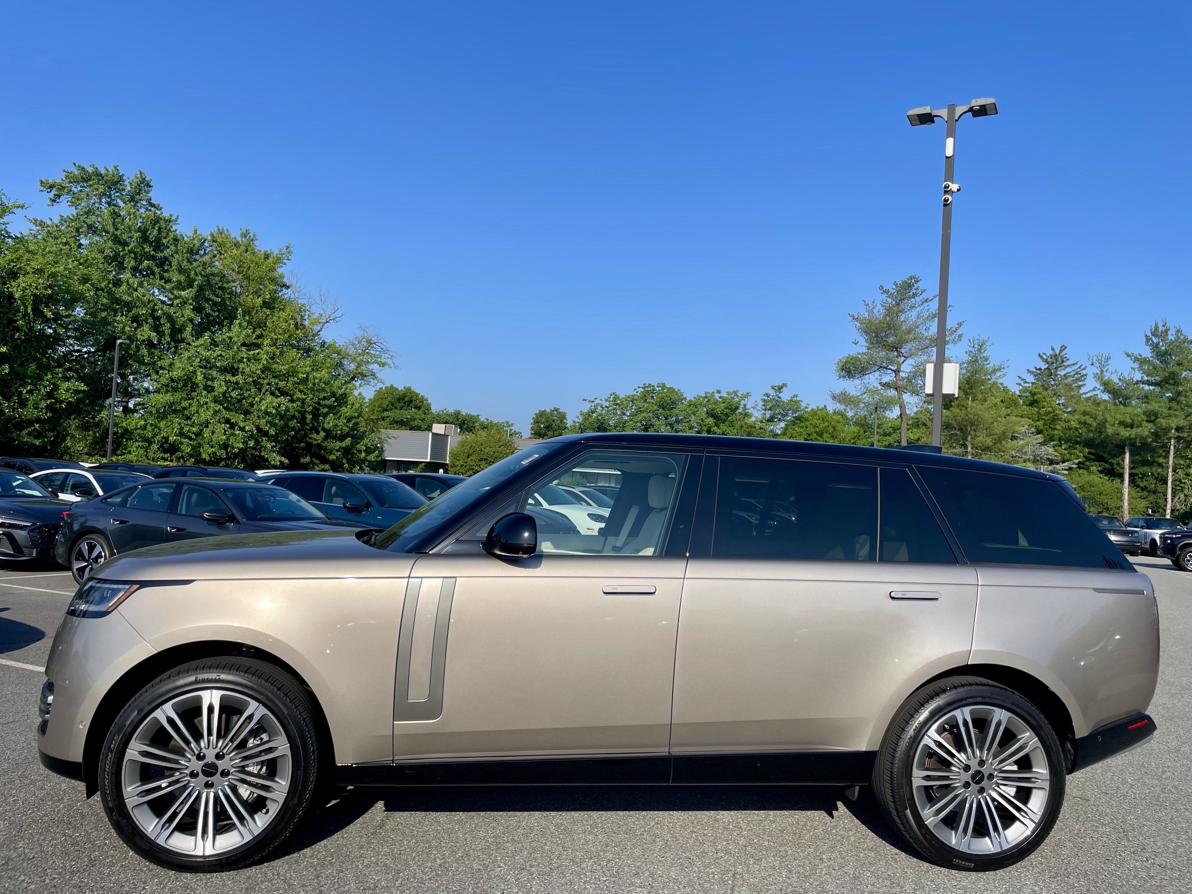 Used 2026 Land Rover Range Rover Long Wheelbase SE AWD/4WD image 8