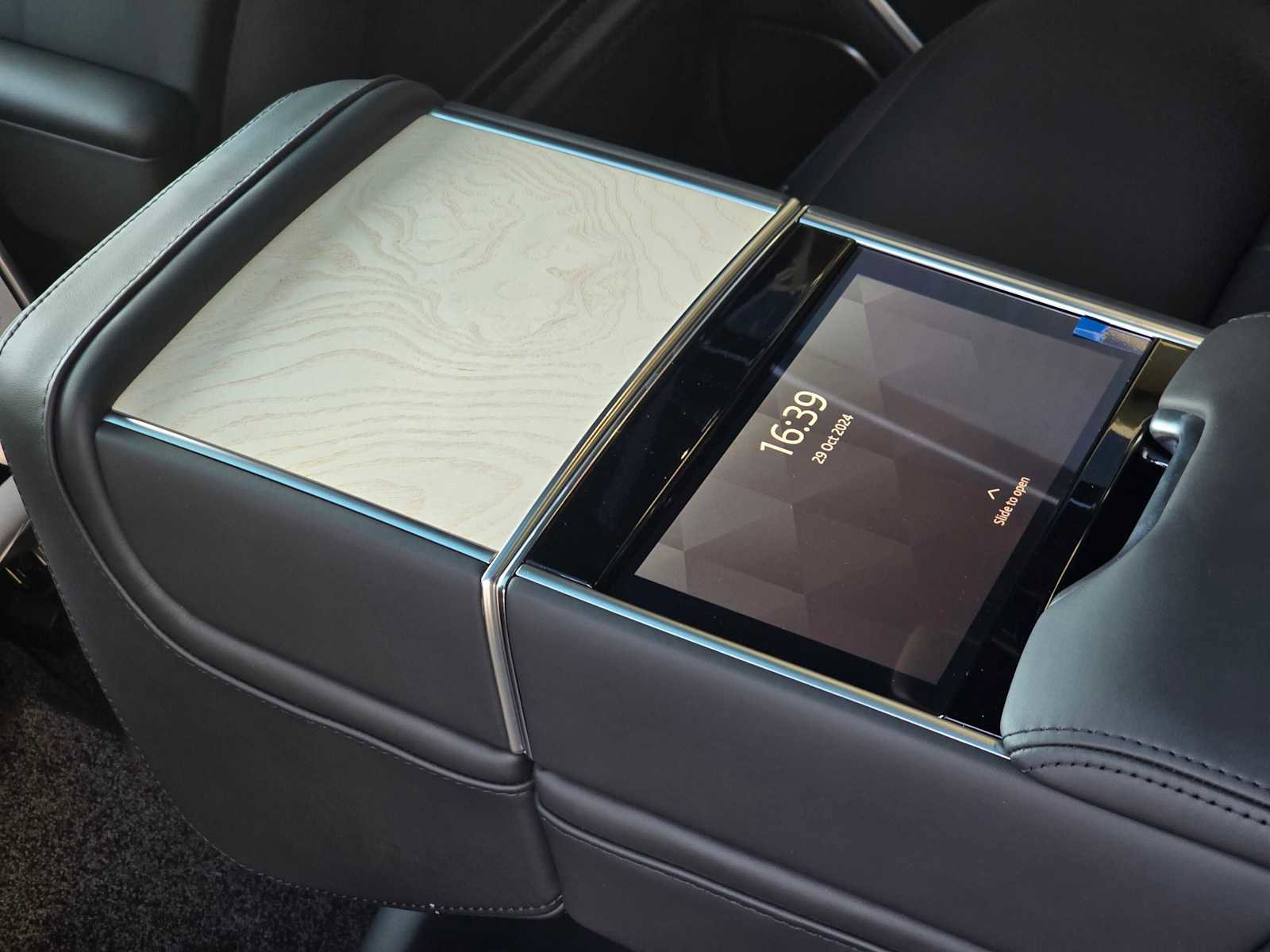 New 2025 Land Rover Range Rover SV image 20