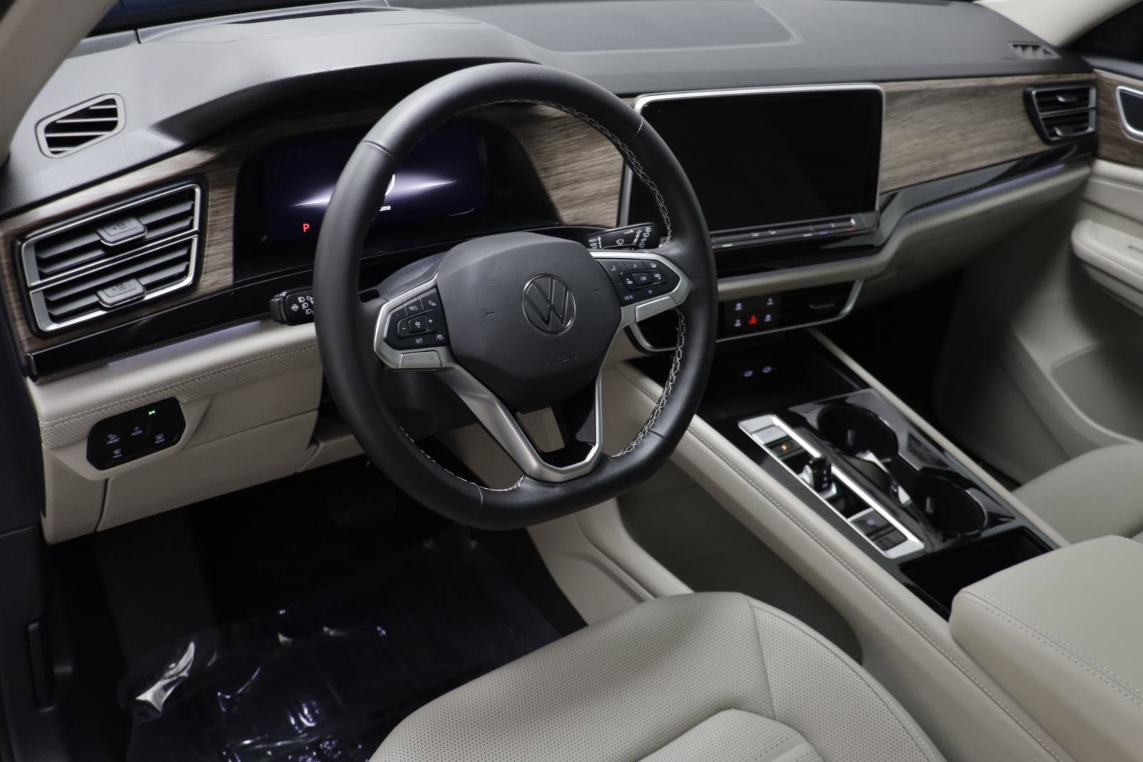 Used 2025 Volkswagen Atlas SEL image 6