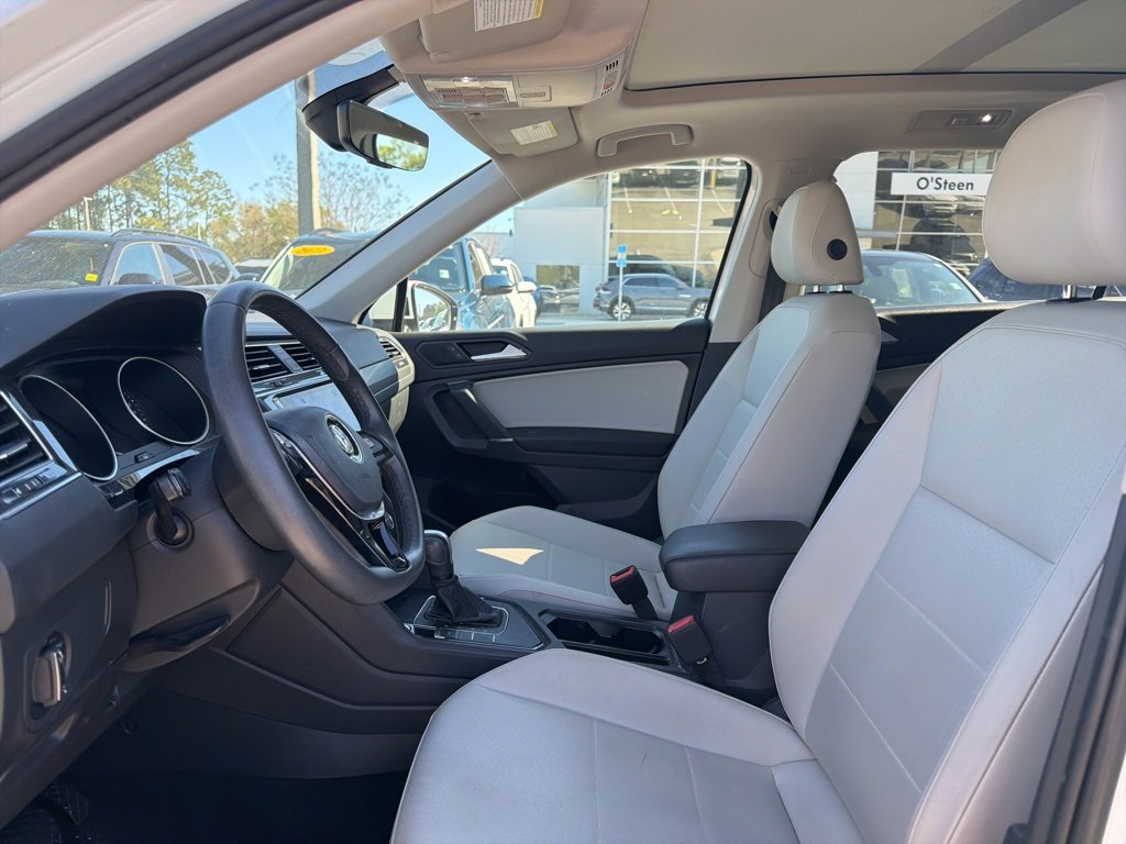 Certified 2020 Volkswagen Tiguan SE w/ Panoramic Sunroof Package image 2