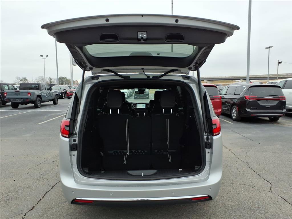 New 2026 Chrysler Pacifica Select image 5