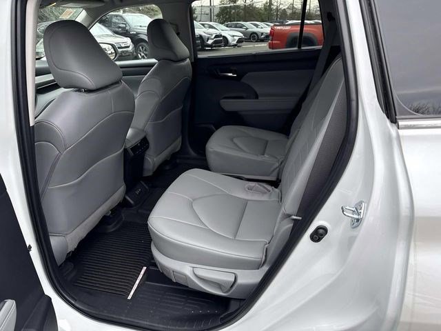 Used 2026 Toyota Highlander XLE image 17