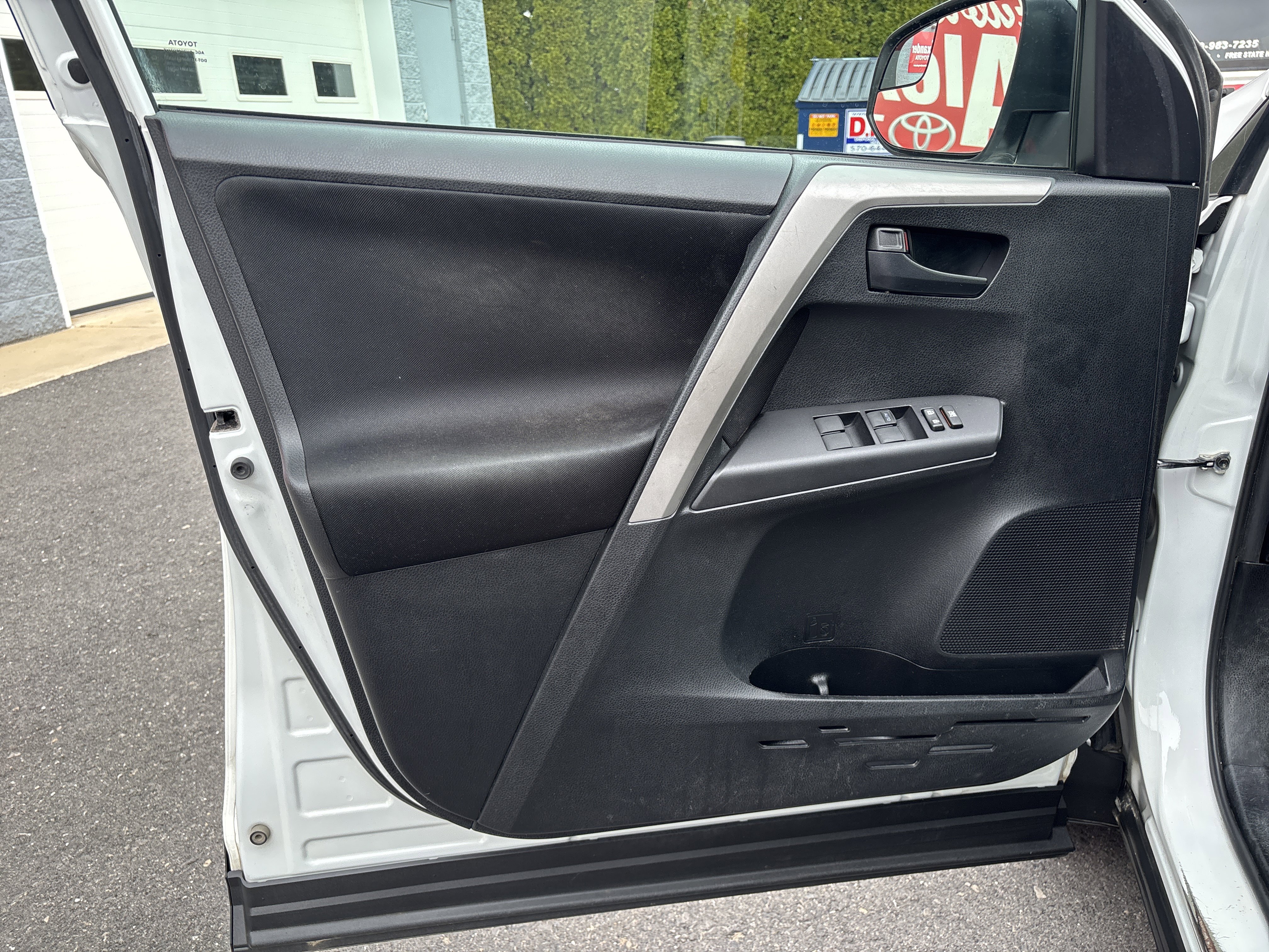 Used 2016 Toyota RAV4 LE image 16