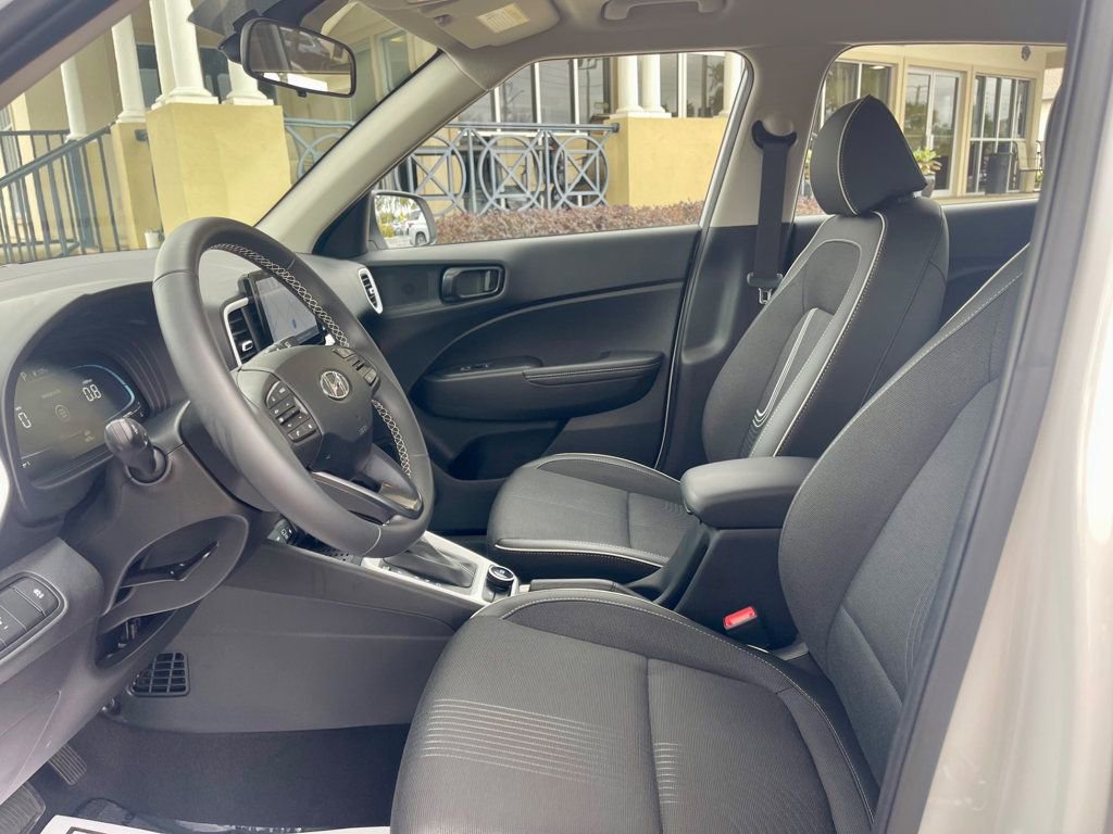 Used 2025 Hyundai Venue Limited image 11