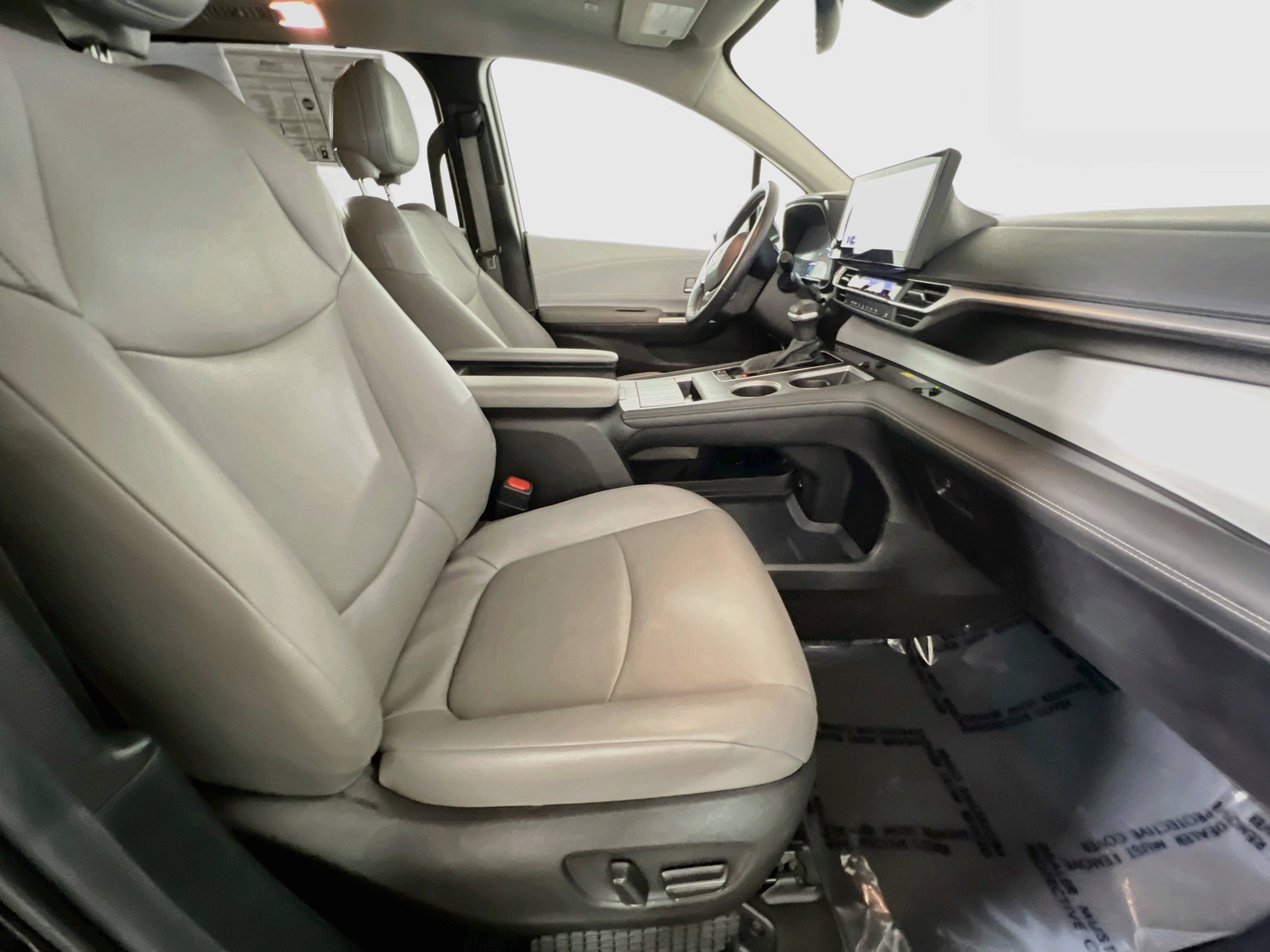Used 2025 Toyota Sienna XLE FWD image 31