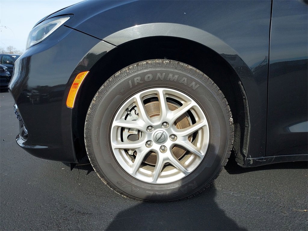 Used 2022 Chrysler Pacifica Touring-L image 16