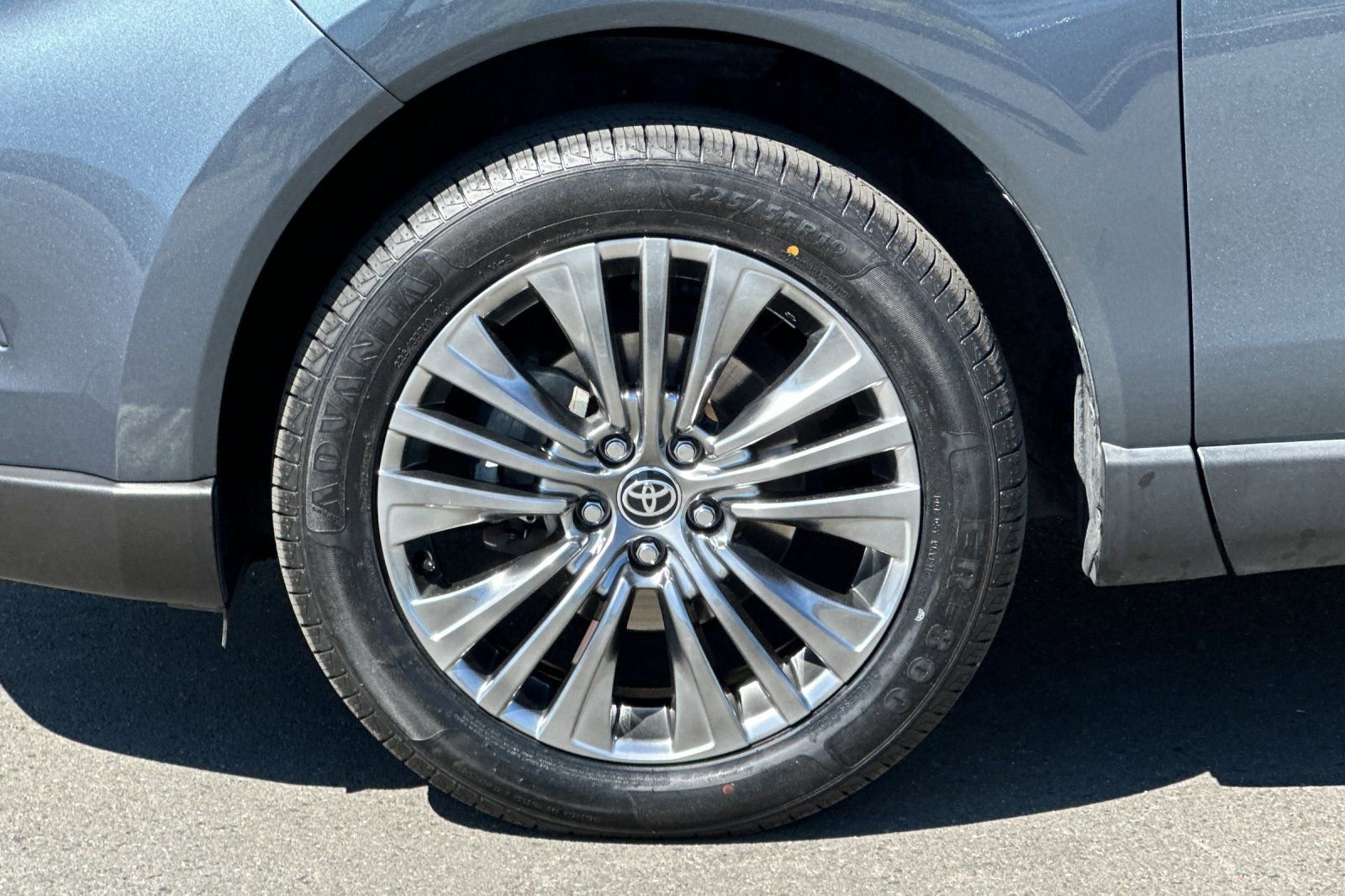 Used 2021 Toyota Venza XLE image 11