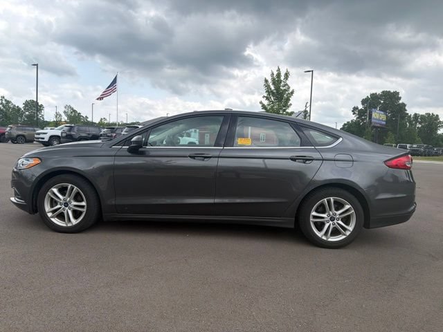 Used 2018 Ford Fusion SE w/ Fusion SE Technology Package FWD image 2