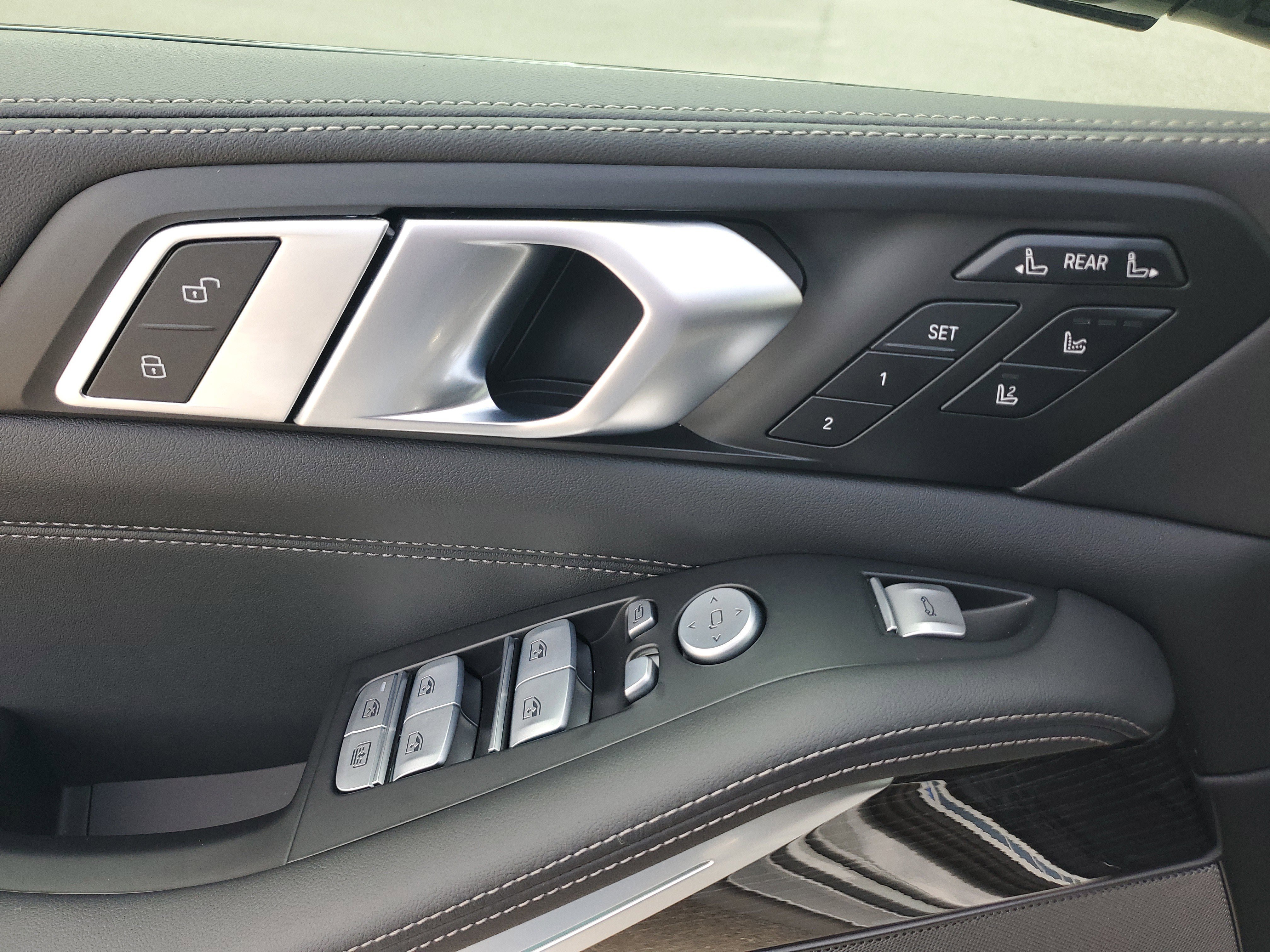 Used 2025 BMW X7 M60i w/ Executive Package image 29