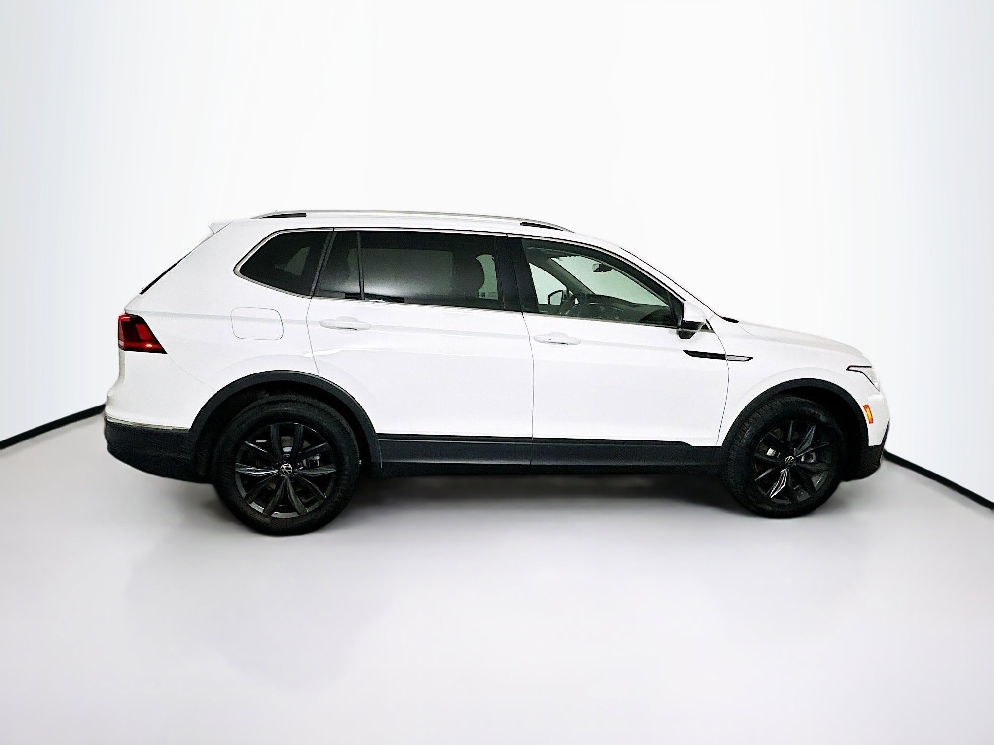 Used 2024 Volkswagen Tiguan SE image 10