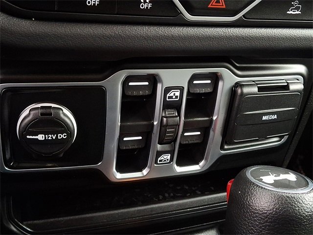 Used 2025 Jeep Wrangler Sahara image 24