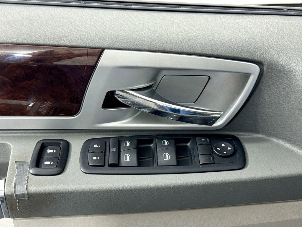 Used 2009 Chrysler Town & Country Touring image 19