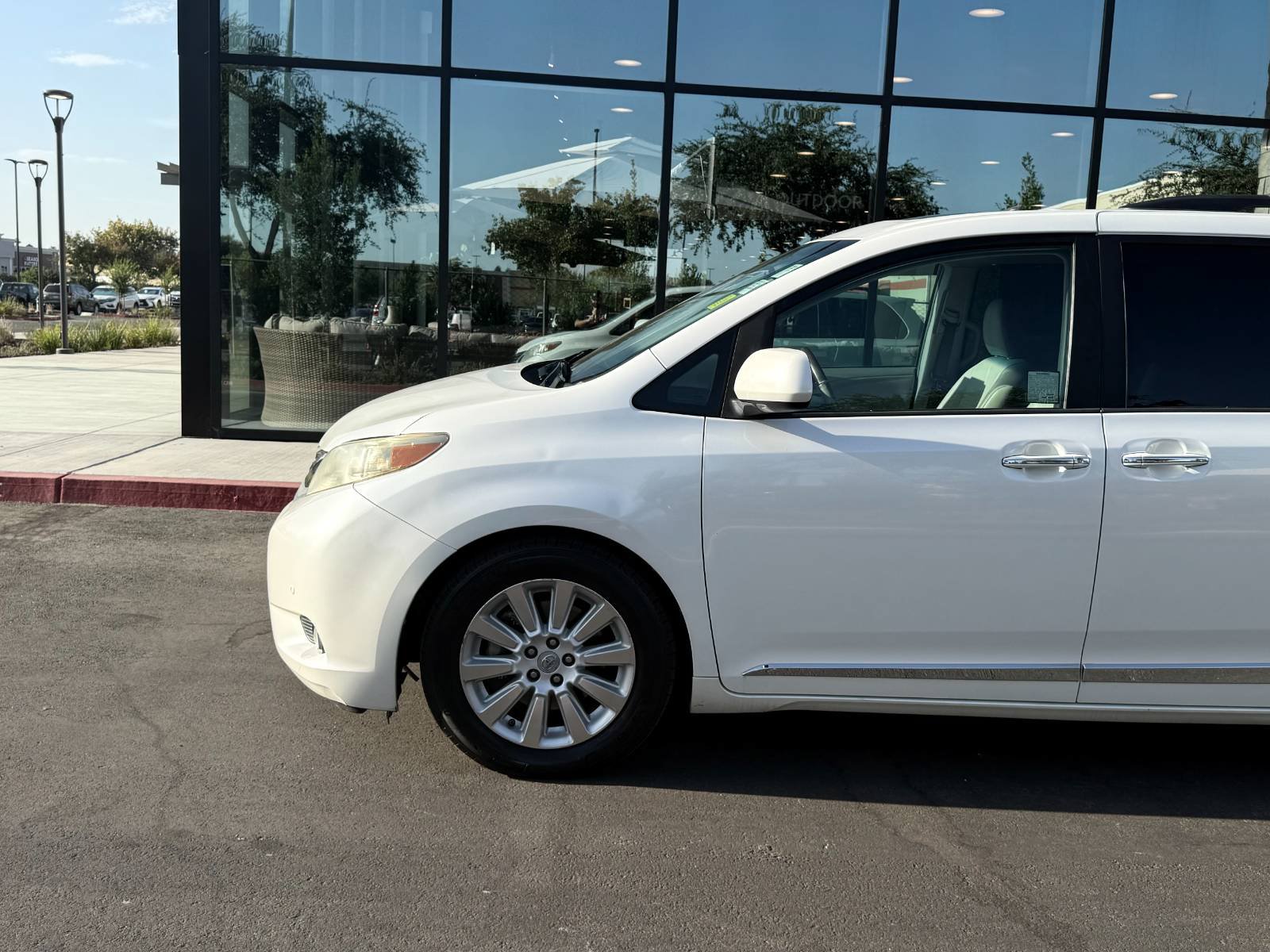 Used 2012 Toyota Sienna Limited w/ Premium Pkg FWD image 10