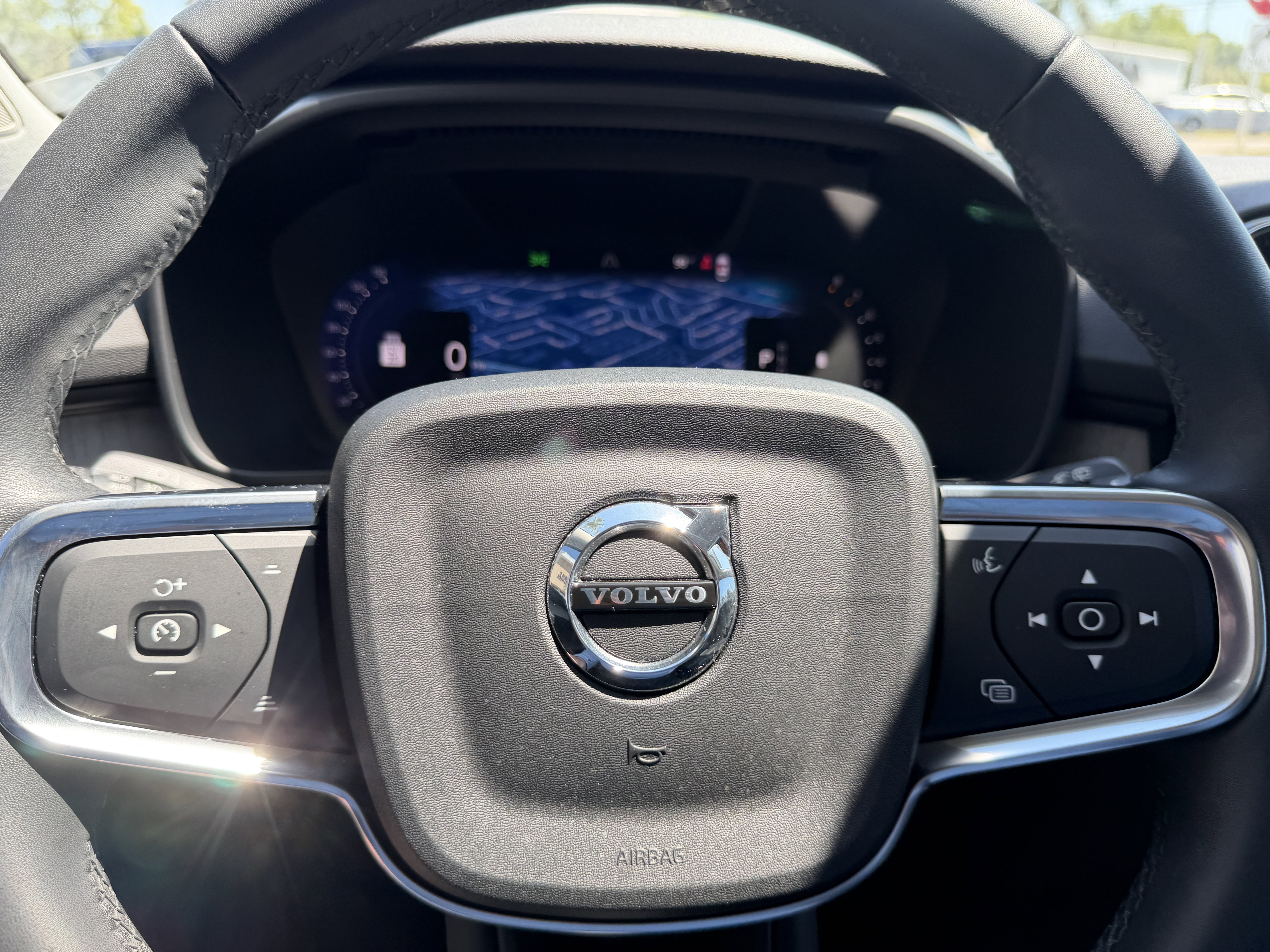 Certified 2023 Volvo XC40 B5 Plus w/ Driver Assist Package AWD/4WD image 32