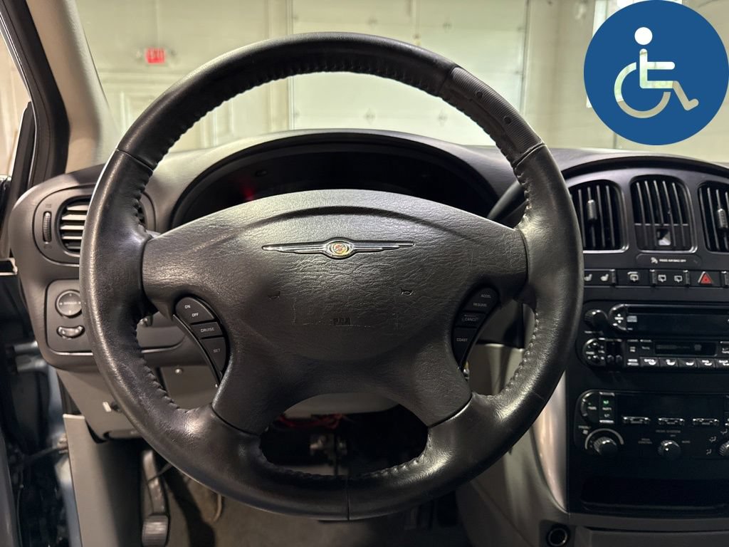 Used 2005 Chrysler Town & Country Touring w/ Leather Interior Group FWD image 12