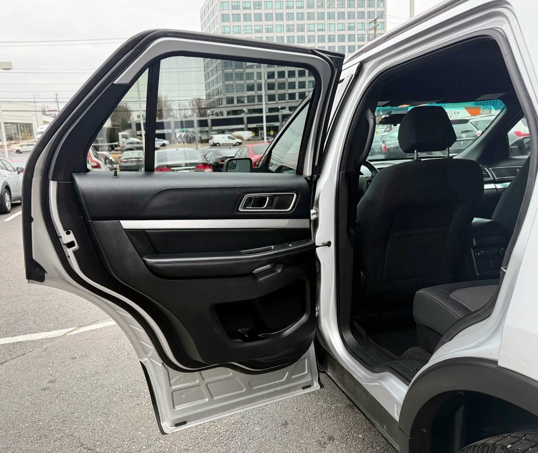 Used 2016 Ford Explorer XLT image 28