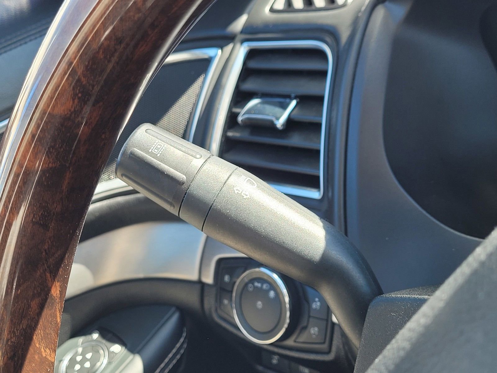 Used 2018 Ford Explorer Platinum image 23