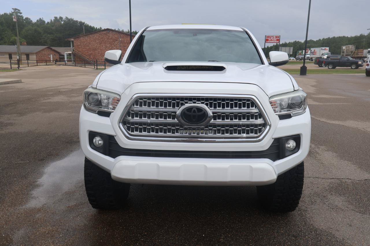 Used 2017 Toyota Tacoma TRD Sport w/ Tow Package (A/T) AWD/4WD image 6