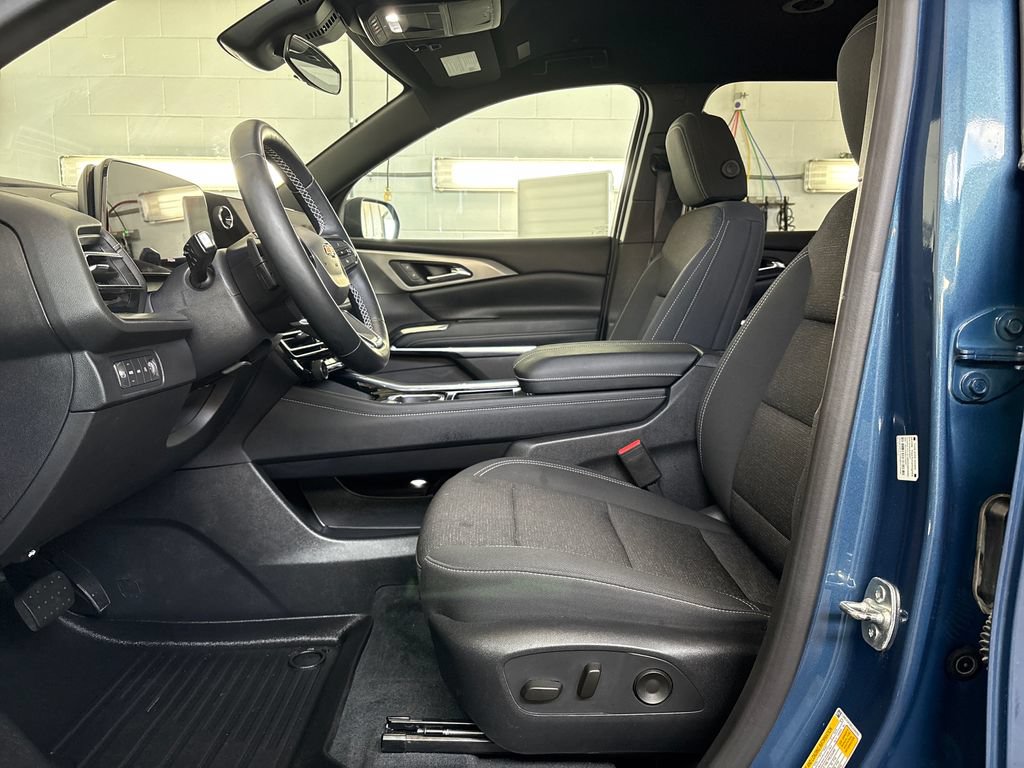 Used 2025 Chevrolet Traverse LT w/ Driver Confidence Package AWD/4WD image 12