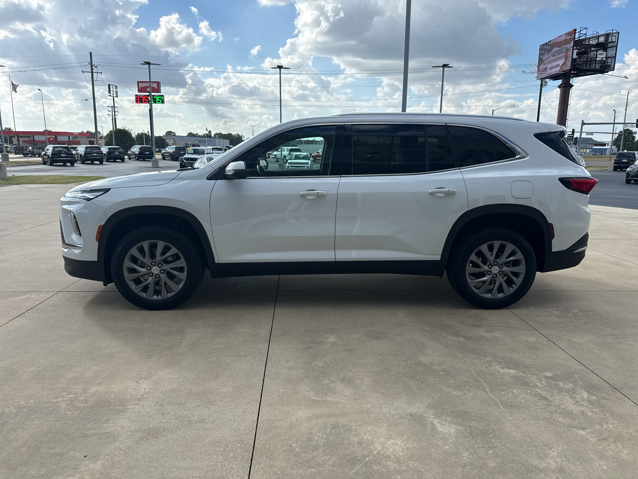 Used 2025 Buick Enclave Preferred AWD/4WD image 4