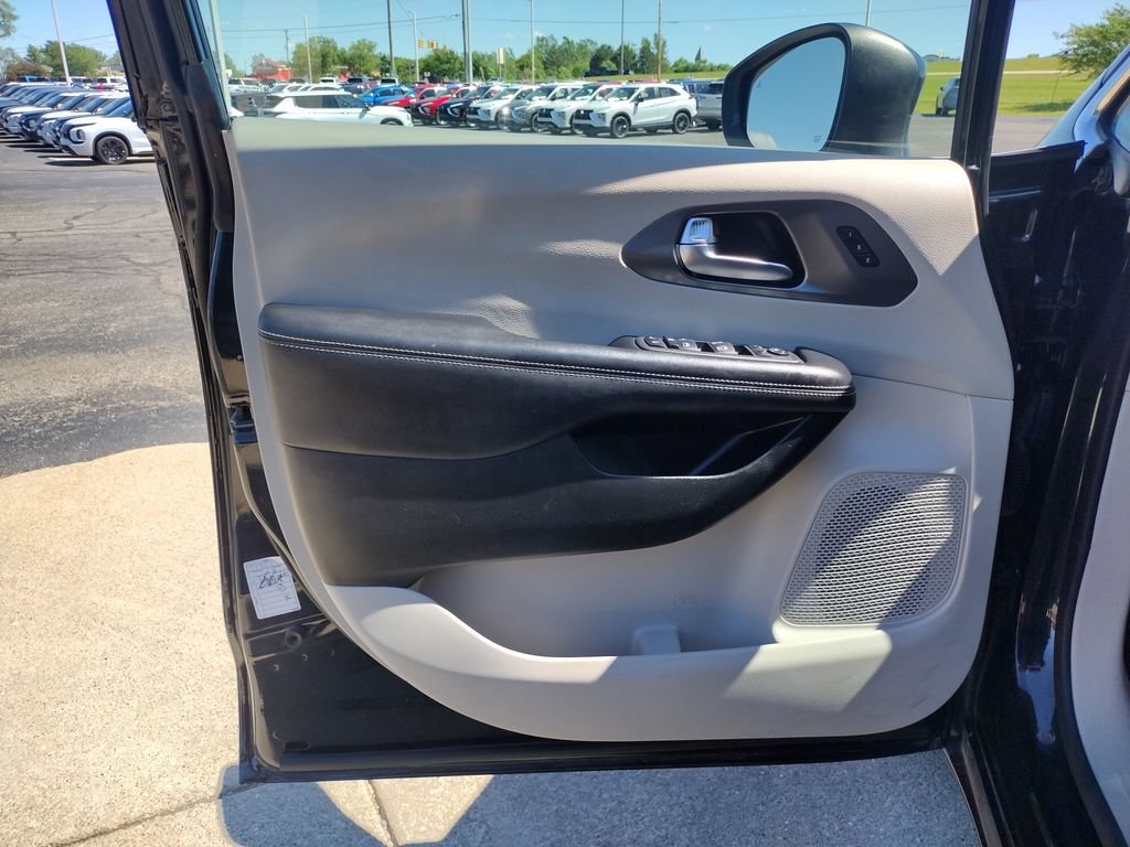 Used 2023 Chrysler Pacifica Touring-L FWD image 20
