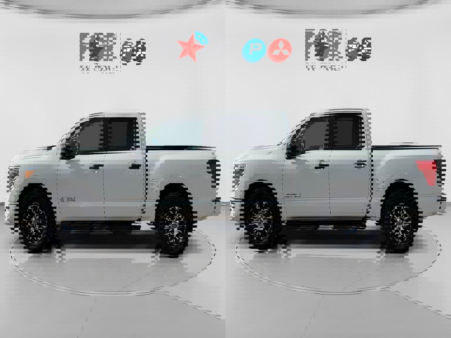 Used 2022 Nissan Titan SV w/ SV Convenience Package image 2