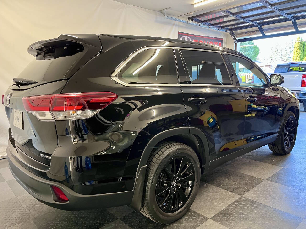Used 2019 Toyota Highlander SE AWD/4WD image 4