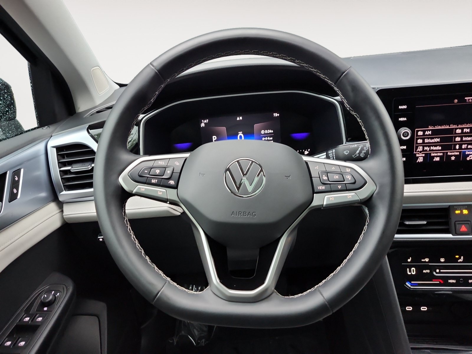 Used 2025 Volkswagen Taos SE w/ Panoramic Sunroof Package FWD image 12