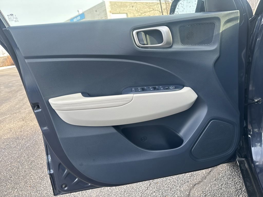 Used 2023 Hyundai Venue Limited w/ Cargo Package image 25