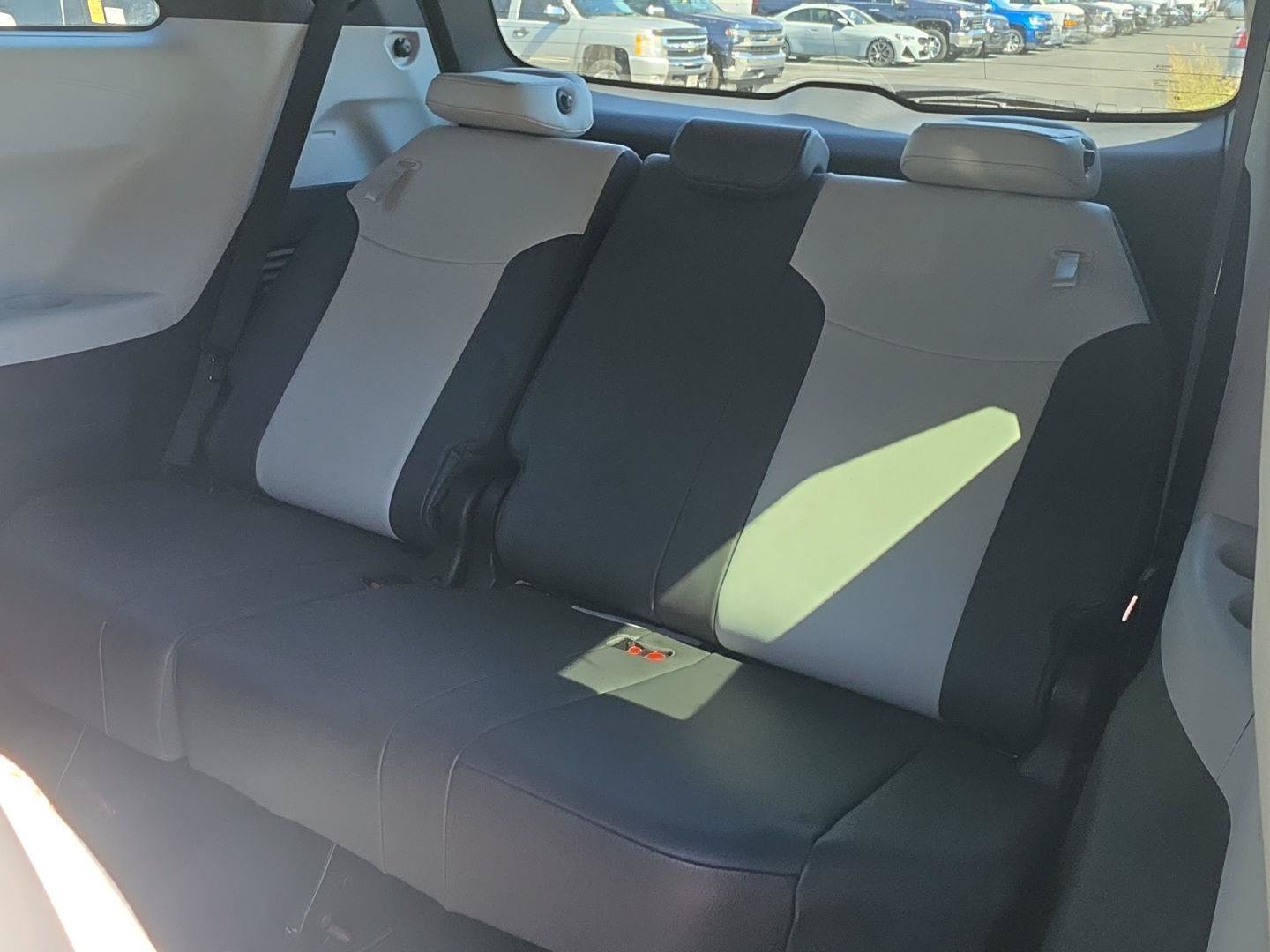 Used 2022 Toyota Sienna XSE FWD image 11