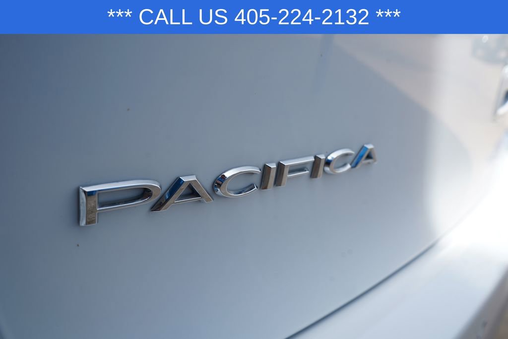 Used 2023 Chrysler Pacifica Touring-L FWD image 7