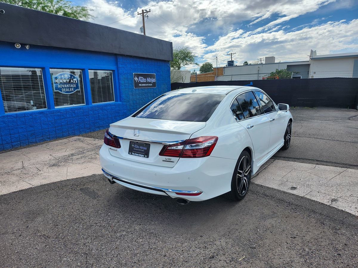 Used 2017 Honda Accord Touring image 11