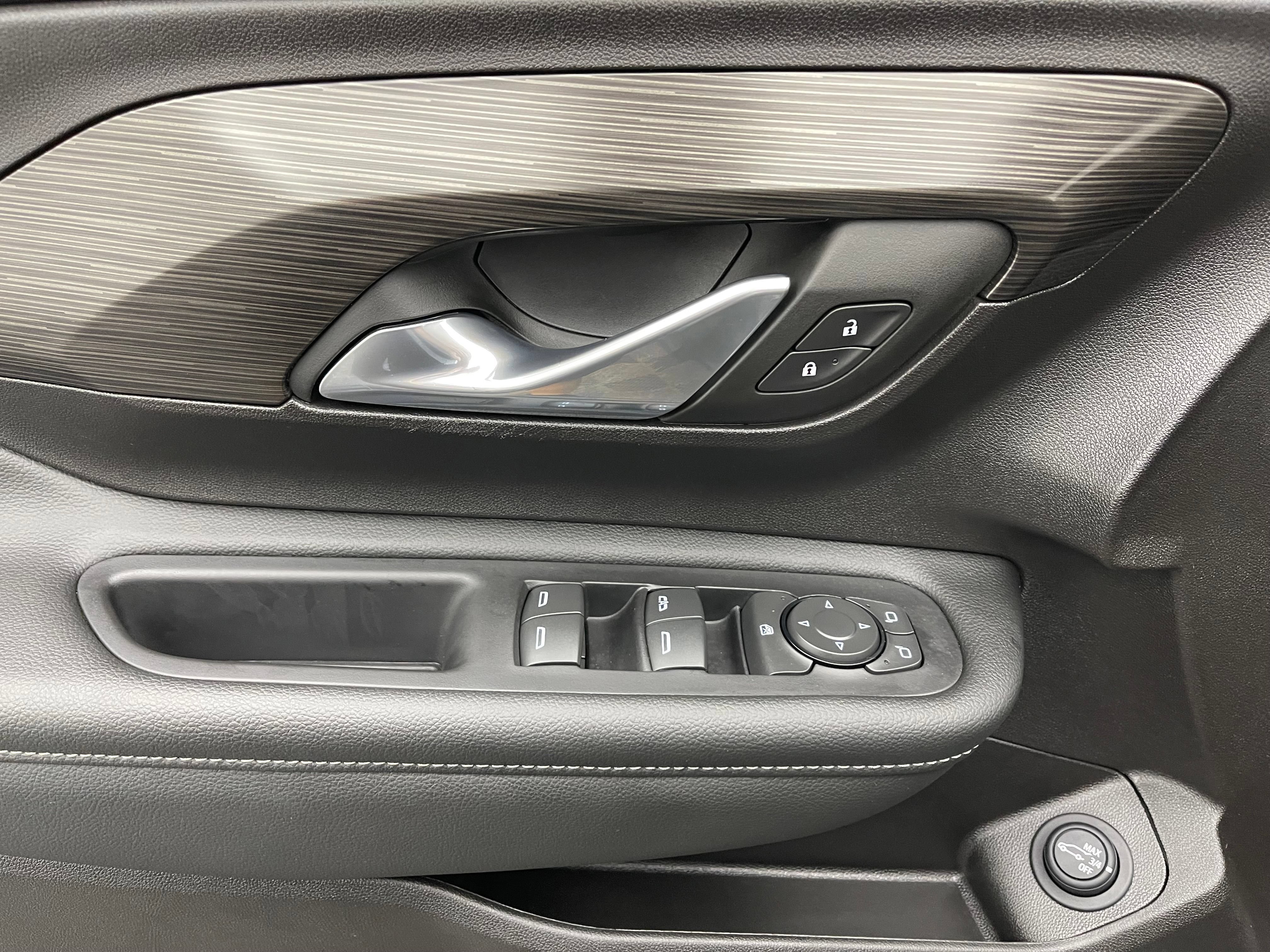 Used 2024 GMC Terrain SLE w/ Driver Convenience Package FWD image 16