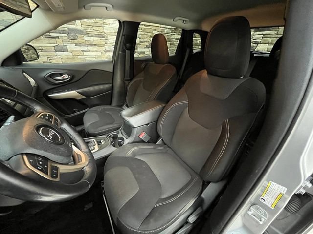 Used 2017 Jeep Cherokee Latitude w/ Cold Weather Group AWD/4WD image 29