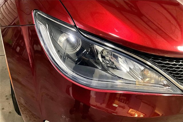 Used 2017 Chrysler Pacifica Limited w/ UConnect Theater Package image 4