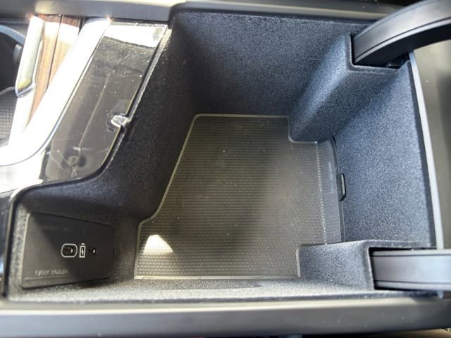 Used 2022 Volvo XC60 B5 Momentum w/ Advanced Package image 24