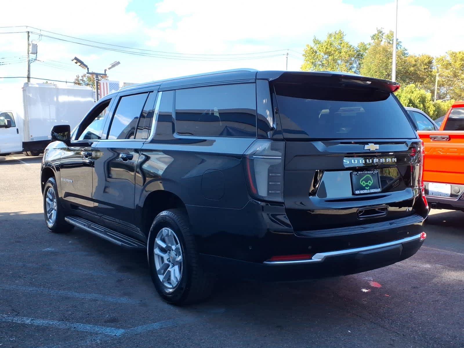 Used 2026 Chevrolet Suburban LT w/ Comfort Package AWD/4WD image 4