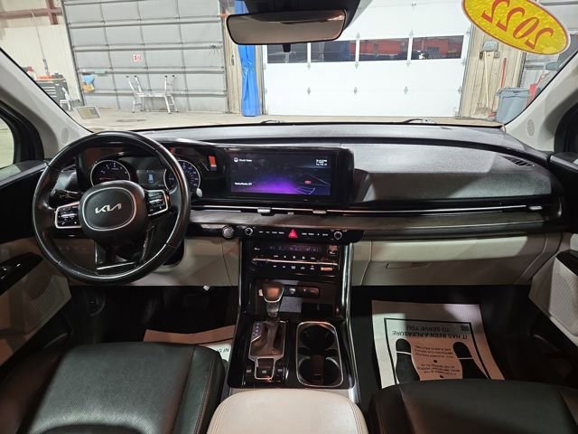 Used 2022 Kia Carnival EX image 3