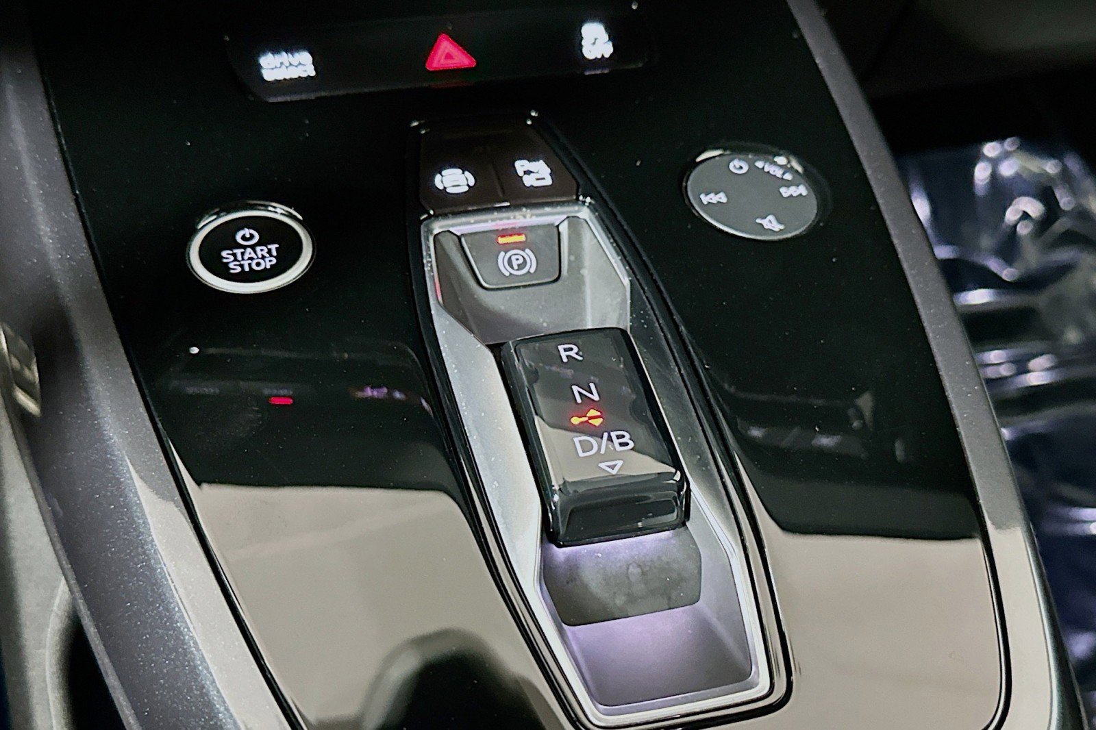 Used 2024 Audi Q4 e-tron Prestige w/ Black Optic Plus Package image 7